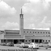 Parroquia de los Sagrados Corazones en la confluencia de la calle Juan Ramón Jiménez y la avenida Flota de Indias. Contiguo el Colegio San José Sagrados Corazones (Padres Blancos). 1962 ©ICAS-SAHP, Fototeca Municipal de Sevilla, archivo Serrano