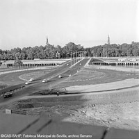 Puente de Los Remedios, entonces del Generalísimo, recién inaugurado y urbanización de la Glorieta de las Cigarreras. 1968 ©ICAS-SAHP, Fototeca Municipal de Sevilla, archivo Serrano