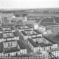 Vista desde la Torre de Los Remedios de las viviendas de la Obra Nacional ("Los Remedios Viejo"), el colegio Santa Ana y la Escuela Politécnica. Ca. 1958  ©ICAS-SAHP, Fototeca Municipal de Sevilla, archivo Serrano
