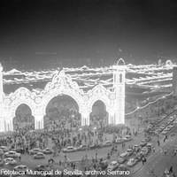 Vista panorámica del nuevo recinto de la Feria de Abril en terrenos de Los Remedios. Portada principal entre la calle Antonio Bienvenida y la avenida Flota de Indias. 1973 ©ICAS-SAHP, Fototeca Municipal de Sevilla, archivo Serrano