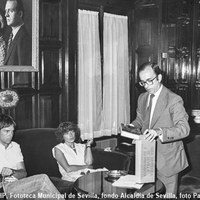03.- Manuel del Valle recibe en la Diputación Provincial al actor y director de cine Tony Bill con motivo de la celebración del I Festival de Cine de Sevilla. Le acompaña la vicepresidenta Amparo Rubiales. Octubre de 1980 ©ICAS-SAHP, Fototeca Municipal de Sevilla, fondo Alcaldía de Sevilla, foto Pablo Juliá