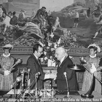 04.- El presidente de la Diputación Provincial Manuel del Valle entrega la medalla de oro de la Provincia al profesor Ramón Carande en un acto celebrado en el Real Alcázar. 23 de mayo de 1981 ©ICAS-SAHP, Fototeca Municipal de Sevilla, fondo Alcaldía de Sevilla, foto Pablo Juliá