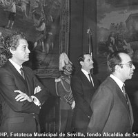 06.-Manuel del Valle con el presidente de la Junta de Andalucía Rafael Escuredo y el alcalde de Sevilla Luis Uruñuela. Acto en el Real Alcázar. ©ICAS-SAHP, Fototeca Municipal de Sevilla, fondo Alcaldía de Sevilla