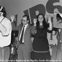09.- Acto del PSOE en la Plaza de San Francisco tras ganar las elecciones municipales de 1983. En el estrado, el nuevo alcalde Manuel del Valle con Ana Antúnez y Bernardo Bueno. 8 de mayo de 1983. ©ICAS-SAHP, Fototeca Municipal de Sevilla, fondo Alcaldía de Sevilla