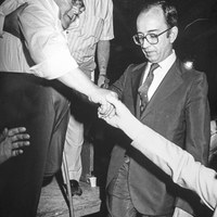 10.- El alcalde Manuel del Valle en la inauguración de la velá de San Juan de la Palma, que corrió a cargo del bailaor Enrique el Cojo. 23 de junio de 1983 ©ICAS-SAHP, Fototeca Municipal de Sevilla, fondo Alcaldía de Sevilla