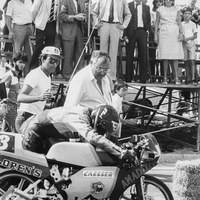 11.- El alcalde Manuel del Valle asiste a una prueba del IV Gran Premio Ciudad de Sevilla de motociclismo en el circuito del Polígono Aeropuerto de Sevilla Este. La prueba se engloba dentro de los Juegos Deportivos de Otoño. Octubre de 1983 ©ICAS-SAHP, Fototeca Municipal de Sevilla, fondo Alcaldía de Sevilla