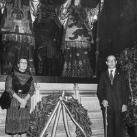 12.- El alcalde Manuel del Valle deposita junto a Marta Dutres, cónsul de Panamá en Sevilla, una corona de flores ante el monumento a Colón con motivo del Día de la Hispanidad. 12 de octubre de 1983 ©ICAS-SAHP, Fototeca Municipal de Sevilla, fondo Alcaldía de Sevilla