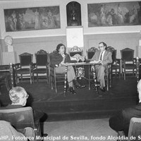 13.- El alcalde Manuel del Valle entrevista al pintor Francisco Cortijo en el ciclo ¿Qué es Sevilla?, organizado por el Ateneo de la ciudad. 13 de diciembre de 1983 ©ICAS-SAHP, Fototeca Municipal de Sevilla, fondo Alcaldía de Sevilla