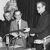 14.- El alcalde Manuel del Valle con el cardenal arzobispo Carlos Amigo Vallejo en un acto del Consejo General de Hermandades y Cofradías. 1983. ©ICAS-SAHP, Fototeca Municipal de Sevilla, fondo Alcaldía de Sevilla