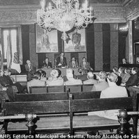 15.- Acto de entrega de la bandera oficial del BIE (Bureau International d’Expositions) que acredita a Sevilla como sede de la EXPO’92. Presidido por el alcalde Manuel del Valle, le acompañan el vicepresidente de la Junta de Andalucía José Rodríguez de la Borbolla y el presidente del Instituto de Cooperación Iberoamericana (ICI) y de la Comisión Nacional para la celebración del V Centenario Luis Yáñez, así como el gobernador civil de Sevilla Alfonso Garrido y el presidente de la Sociedad Estatal del V Centenario José Luis López. 21 de enero de 1984 ©ICAS-SAHP, Fototeca Municipal de Sevilla, fondo Alcaldía de Sevilla