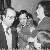 17.- El alcalde Manuel del Valle con Carmen Romero, esposa de Felipe González, en los momentos previos a la Cabalgata de Reyes Magos del Ateneo. La acompañan su hermano y su hijo Pablo, quien entrevista al alcalde con una grabadora. Enero de 1985 ©ICAS-SAHP, Fototeca Municipal de Sevilla, fondo Alcaldía de Sevilla