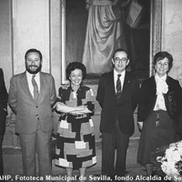 18.- El alcalde Manuel del Valle asiste a la despedida por la jubilación de dos secretarias. 3 de abril de 1985 ©ICAS-SAHP, Fototeca Municipal de Sevilla, fondo Alcaldía de Sevilla