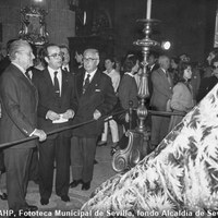 19.- El alcalde Manuel del Valle visita la Hermandad de Pasión con el Hermano Mayor Honorario el ex alcalde Juan Fernández y José Maza Selas. 13 de abril de 1985. ©ICAS-SAHP, Fototeca Municipal de Sevilla, fondo Alcaldía de Sevilla