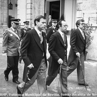 20.- El alcalde Manuel del Valle presidiendo los Oficios de Semana Santa. Le acompañan José Vallés-Ferrer, delegado de Economía y Hacienda, y Manuel Fernández Floranes, delegado de Fiestas Mayores. Abril de 1985. ©ICAS-SAHP, Fototeca Municipal de Sevilla, fondo Alcaldía de Sevilla