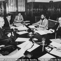 21.- El alcalde Manuel del Valle en la reunión para la constitución de la Comisión Municipal para la EXPO’92. Frente a él Manuel Olivencia. 21 de mayo de 1985 ©ICAS-SAHP, Fototeca Municipal de Sevilla, fondo Alcaldía de Sevilla