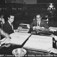 22.- El alcalde Manuel del Valle presenta un avance del PGOU a la oposición municipal. A la izquierda, Javier Arenas (PP) y Javier Aristu (PCE). 1985 ©ICAS-SAHP, Fototeca Municipal de Sevilla, fondo Alcaldía de Sevilla