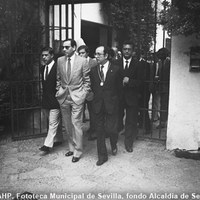 23.- El alcalde Manuel del Valle en el Real Alcázar acompañado por el vicepresidente del Gobierno Alfonso Guerra, el presidente del Parlamento de Andalucía Antonio Ojeda y Miguel Ángel Pino. Asisten al acto de nombramiento de hijos adoptivos a Juan de Mata Carriazo y José de la Peña. 25 de mayo de 1986. ©ICAS-SAHP, Fototeca Municipal de Sevilla, fondo Alcaldía de Sevilla