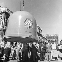 24.- El alcalde Manuel del Valle en la exposición del nuevo material de limpieza en la plaza de San Francisco. Presentación de los nuevos contenedores de vidrio. 27 de octubre de 1986 ©ICAS-SAHP, Fototeca Municipal de Sevilla, fondo Alcaldía de Sevilla