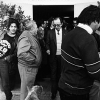 25.- El alcalde Manuel del Valle en la inauguración de la sede social de la Asociación de Vecinos Penibética en el Polígono Sur. 10 de enero de 1987 ©ICAS-SAHP, Fototeca Municipal de Sevilla, fondo Alcaldía de Sevilla