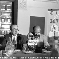 26.- El alcalde Manuel del Valle en la rueda de prensa celebrada en el Real Alcázar para la presentación del programa cultural Cita en Sevilla para la primavera de 1987. A su izquierda el delegado de Cultura Bernardo Bueno. ©ICAS-SAHP, Fototeca Municipal de Sevilla, fondo Alcaldía de Sevilla