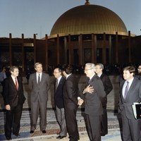 29.- Inauguración del Palacio de Exposiciones y Congresos de Sevilla. El alcalde Manuel del Valle con el ministro de Transportes, Turismo y Comunicaciones José Barrionuevo, el presidente de la Diputación Miguel Ángel Pino, el comisario Jesús Aguirre y Alejandro Rojas Marcos. 14 de noviembre de 1990. ©ICAS-SAHP, Fototeca Municipal de Sevilla, fondo Alcaldía de Sevilla