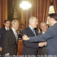 30.- Toma de posesión del alcalde Alfredo Sánchez Monteseirín. Le felicitan los alcaldes precedentes: de derecha a izquierda, Manuel del Valle, Luis Uruñuela, Alejandro Rojas Marcos y Fernando Parias. 2003 ©ICAS-SAHP, Fototeca Municipal de Sevilla, fondo Alcaldía de Sevilla