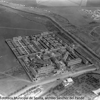 1. Vista aérea del arroyo Tamarguillo en el tramo que discurre entre el Matadero Municipal y el incipiente barrio del Cerro del Águila. 1926 ©ICAS-SAHP, Fototeca Municipal de Sevilla, archivo Sánchez del Pando