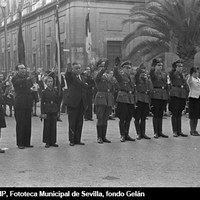Homenaje a los caídos en la plaza del Triunfo de una representación alemana encabezada por el cónsul Gustav Draeger durante la visita del jefe nacional de los estudiantes alemanes Gustavo Adolfo Scheel. 1 de marzo de 1943. ©ICAS-SAHP, Fototeca Municipal de Sevilla, fondo Gelán