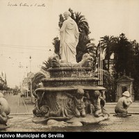 La fuente de Híspalis, encargada por el Ayuntamiento en 1928 al escultor Manuel Delgado Brackenbury  y diseñada por Juan Bautista Míguez Roca. Fue instalada en este entorno en 1929. En 1939 los cuatro niños fueron retirados por orden del alcalde Eduardo Luca de Tena a instancias del cardenal Pedro Segura. En 2014 se realizaron unas copias del mismo tipo de piedra y fueron colocados de nuevo. 1929  ©ICAS-SAHP, Archivo Municipal de Sevilla