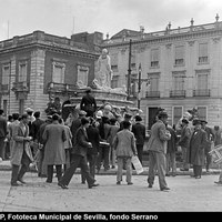 Manifestación espontánea contra Manuel Azaña en la Puerta de Jerez. 8 de abril de 1934. ©ICAS-SAHP, Fototeca Municipal de Sevilla, fondo Serrano