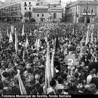 Coronación canónica de María Auxiliadora de los Salesianos de la Santísima Trinidad. Acto oficiado por el cardenal Pedro Segura en la Puerta de Jerez. 13 de mayo de 1954 ©ICAS-SAHP, Fototeca Municipal de Sevilla, fondo Serrano