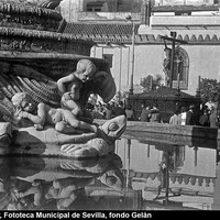 Paso del Cristo de la Buena Muerte en su primera salida de los Estudiantes desde la Fábrica de Tabacos. Marzo de 1967 ©ICAS-SAHP, Fototeca Municipal de Sevilla, fondo Gelán