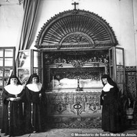 34. Veneración del Cristo yacente en su altar. Planta baja del claustro. ©Monasterio de Santa María de Jesús