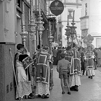 Mañana del Viernes Santo en la intersección de las calles Cruz Verde y Feria. Hermandad de la Macarena. 1962 ©ICAS-SAHP, Fototeca Municipal de Sevilla, fondo Serafín 