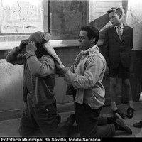 Preparativos para la salida. Hermandad de la Carretería. 1961 ©ICAS-SAHP, Fototeca Municipal de Sevilla, fondo Serrano 
