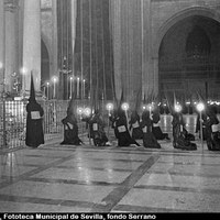 Nazarenos de la Hermandad del Gran Poder ante el antiguo Monumento al Santísimo en la Catedral. 1953 ©ICAS-SAHP, Fototeca Municipal de Sevilla, fondo Serrano 