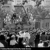 Paso de Nuestro Padre Jesús de las Tres Caídas de la Hermandad de la Esperanza de Triana en la calle Reyes Católicos. En 1935, volvieron a hacer Estación de Penitencia todas las hermandades desde la proclamación de la Segunda República. 1935 ©ICAS-SAHP, Fototeca Municipal de Sevilla, fondo Serrano