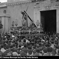 El paso del Señor del Gran Poder se dispone a entrar en la iglesia de San Lorenzo la mañana del Viernes Santo. [1927] ©ICAS-SAHP, Fototeca Municipal de Sevilla, fondo Serrano