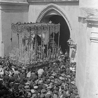 Palio de la Virgen de la Esperanza Macarena a punto de entrar en la iglesia de San Gil la mañana del Viernes Santo. El paso no lleva aún las jarras de entrevarales estrenadas en 1926. 1924-1926 ©ICAS-SAHP, Fototeca Municipal de Sevilla, fondo Serrano