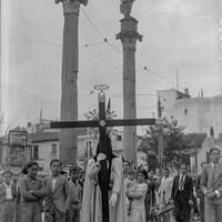 Cruz de Guía de la Hermandad de Montesión por la Alameda de Hércules.  Las conocidas como Columnas de Hércules fueron extraídas en 1576  de las ruinas de un antiguo templo romano de la calle Mármoles. En un poste cercano a las Columnas de Hércules, un cartel de cine anunciando la película El Cuervo de Lew Landers, estrenada en EEUU en 1935. ©ICAS-SAHP, Fototeca Municipal de Sevilla, fondo Serrano