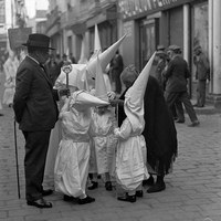 Niños nazarenos de la Hermandad de los Negritos en la Plaza de la Encarnación. A la izquierda el antiguo mercado de la Encarnación.  Al fondo, la calle Bolsa, desaparecida en el ensanche de la década de 1950. 1926-1929 Derribado el convento de la Encarnación en el siglo XIX, se construye el mercado y la fuente de la plazuela junto a la calle Puente y Pellón se traslada al patio central hasta mediados del siglo XX. ©ICAS-SAHP, Fototeca Municipal de Sevilla, fondo Serrano