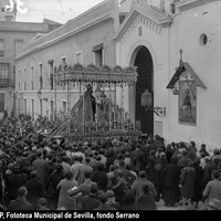 El paso de palio de la Virgen de la Concepción de la Hermandad del Silencio entrando en la iglesia de San Antonio Abad.  En 1930 estrenaría el baldaquino, la crestería y los varales del palio, obra de Cayetano González. La obra está basada en la fachada de la catedral de Venecia. 1930-1931 ©ICAS-SAHP, Fototeca Municipal de Sevilla, fondo Serrano