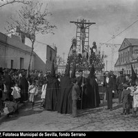 Paso de misterio del Cristo de las Cinco Llagas de la Hermandad de la Trinidad por la calle María Auxiliadora. Presidencia de paso con el párroco y un representante municipal. 1917 ©ICAS-SAHP, Fototeca Municipal de Sevilla, fondo Serrano