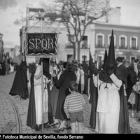 Grupo de nazarenos del tramo del Senatus en la plaza Jerónimo de Córdoba Fue una de las13 cofradías que hicieron estación de penitencia en 1934. Salió en procesión el Viernes Santo. 1934  ©ICAS-SAHP, Fototeca Municipal de Sevilla, fondo Serrano