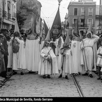 Nazarenos portando el estandarte de la Hermandad de la Estrella en la calle San Jacinto. 1928-1929 ©ICAS-SAHP, Fototeca Municipal de Sevilla, fondo Serrano