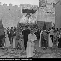 Nazarenos del tramo del Senatus de la Hermandad de la Hiniesta en la calle Macarena junto a las murallas de la ciudad. 1931 ©ICAS-SAHP, Fototeca Municipal de Sevilla, fondo Serrano