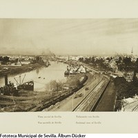Vistas del río Guadalquivir desde el Pabellón de Argentina. En  primer plano el Muelle de Nueva York y al fondo, el puente de San Telmo (1931), aún sin concluir. 1929 ©ICAS-SAHP, Fototeca Municipal de Sevilla. Álbum Dücker