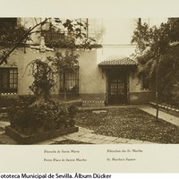 Plaza de Santa Marta en el corazón del Barrio de Santa Cruz. El crucero que figura en el centro procede del Hospital de San Lázaro. 1929 ©ICAS-SAHP, Fototeca Municipal de Sevilla. Álbum Dücker