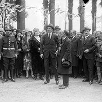 El rey Alfonso XIII y el arquitecto Aníbal González, autor del diseño de la Exposición Iberoamericana, asisten a la colocación de la primera piedra del inconcluso proyecto de la iglesia de la Virgen Milagrosa en Huerta del Rey. 4 de mayo de 1928 ©ICAS-SAHP, Fototeca Municipal de Sevilla, fondo Sánchez del Pando