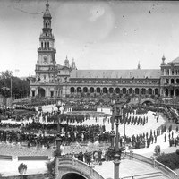 Aspecto que presentaba la Plaza de España el día de la inauguración la Exposición Iberoamericana con la presencia del Gobierno y la Familia Real. ©ICAS-SAHP, Fototeca Municipal, fondo Serrano